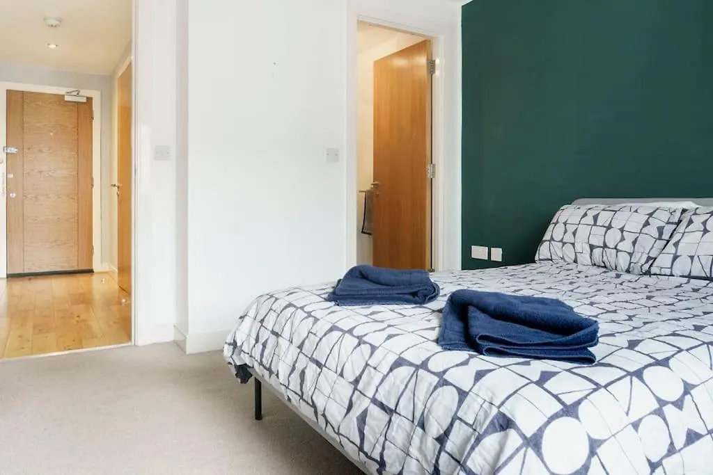 Stylish City Centre 2 Bedroom Apartment With Belfast Cityscape View