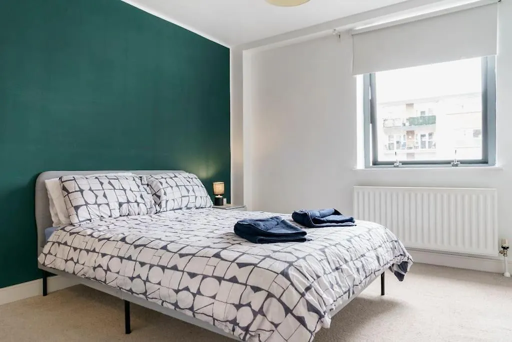 Stylish City Centre 2 Bedroom Apartment With Belfast Cityscape View