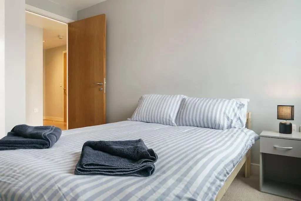 Stylish City Centre 2 Bedroom Apartment With Belfast Cityscape View 0*,