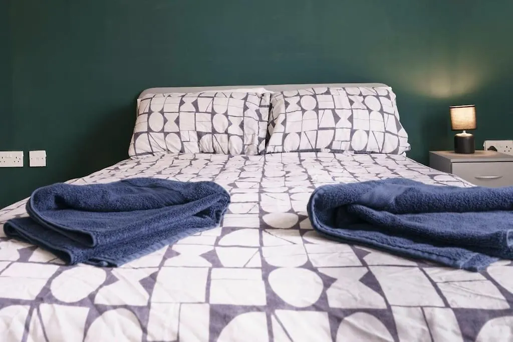 Stylish City Centre 2 Bedroom Apartment With Belfast Cityscape View