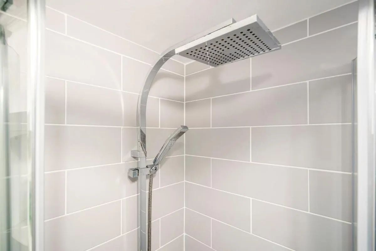 Stylish City Centre 2 Bedroom Apartment With Belfast Cityscape View