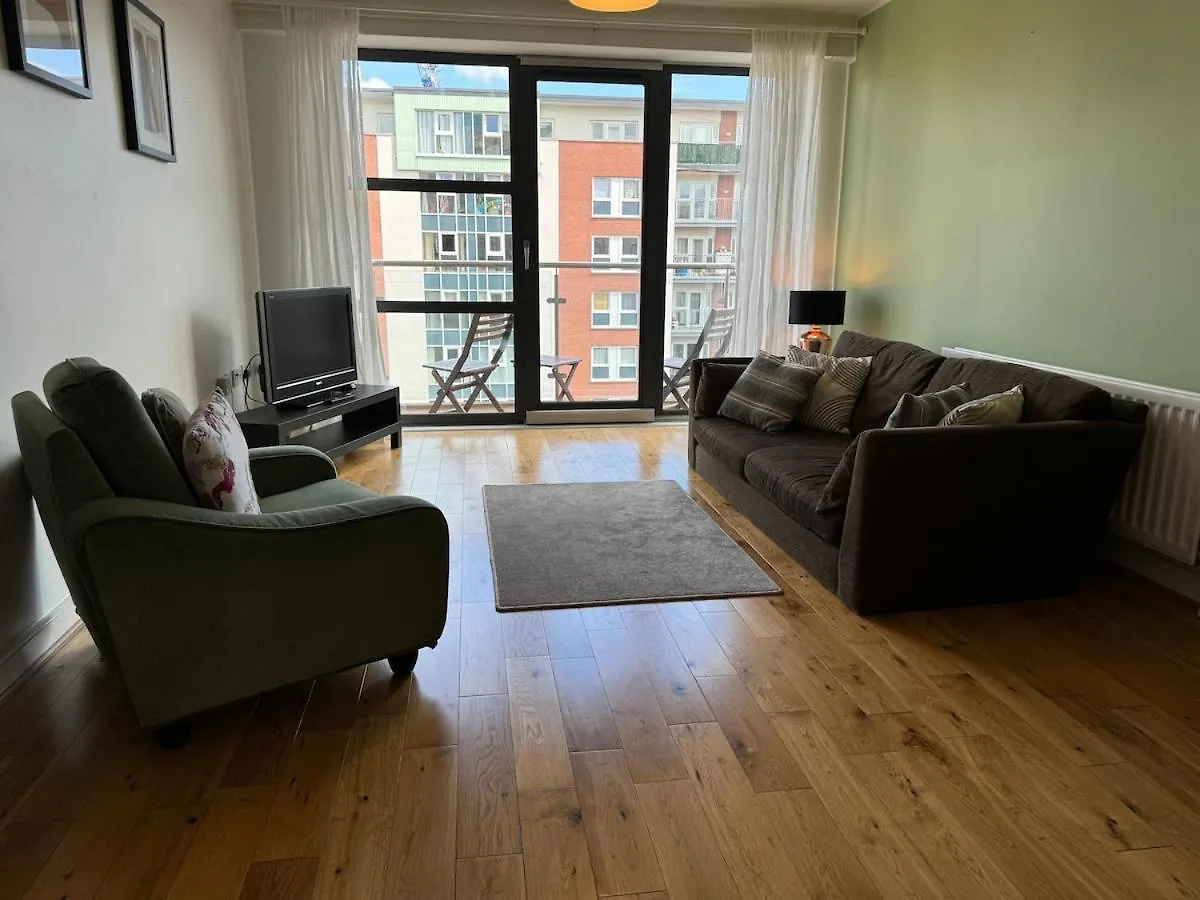 Stylish City Centre 2 Bedroom Apartment With Belfast Cityscape View
