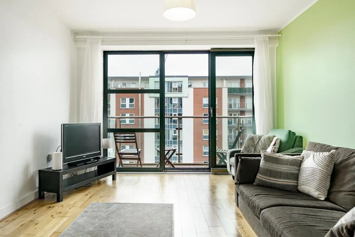 Stylish City Centre 2 Bedroom Apartment With Belfast Cityscape View