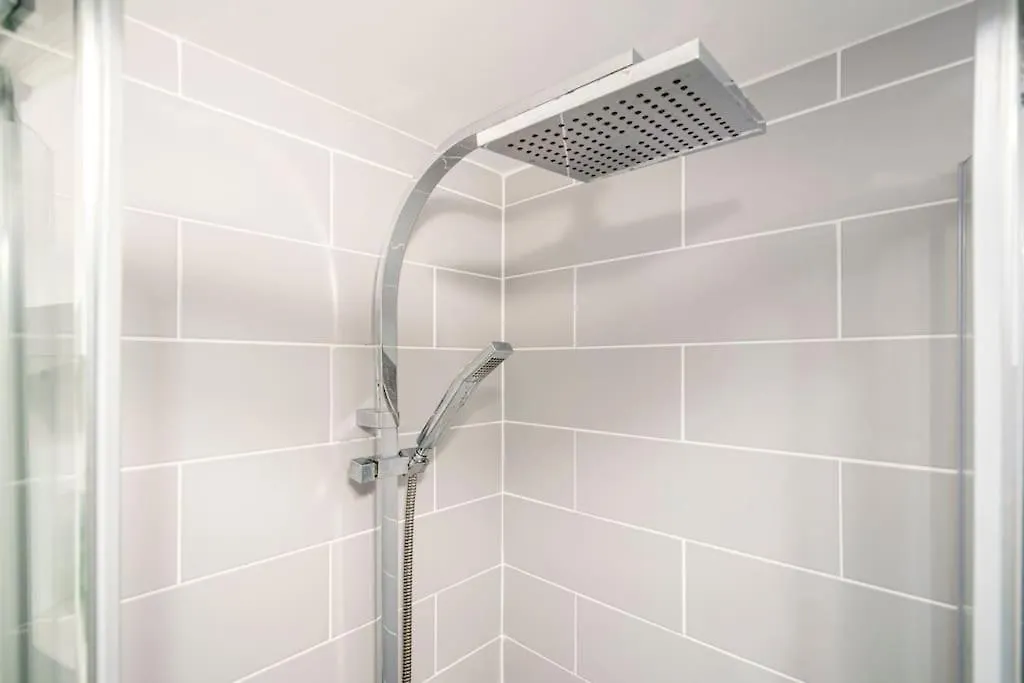 Stylish City Centre 2 Bedroom Apartment With Belfast Cityscape View