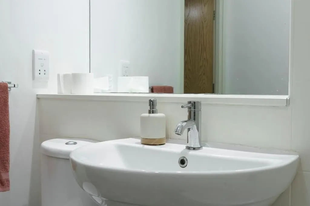 Stylish City Centre 2 Bedroom Apartment With Belfast Cityscape View