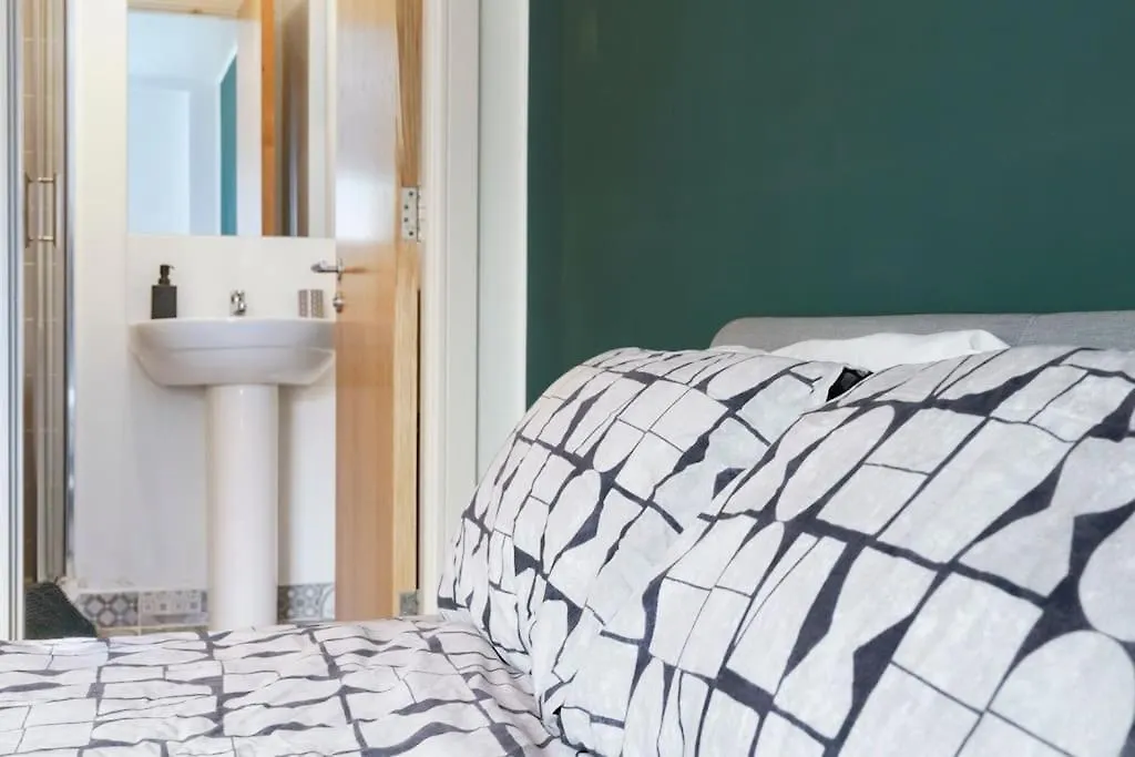 Stylish City Centre 2 Bedroom Apartment With Belfast Cityscape View