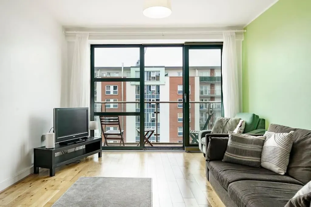 Stylish City Centre 2 Bedroom Apartment With Belfast Cityscape View