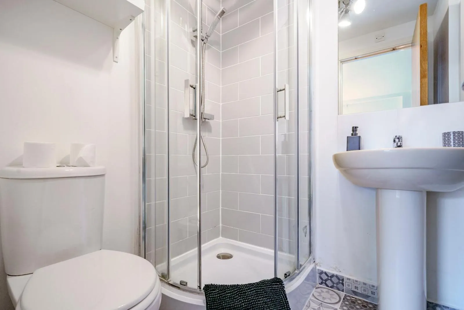 Stylish City Centre 2 Bedroom Apartment With Belfast Cityscape View