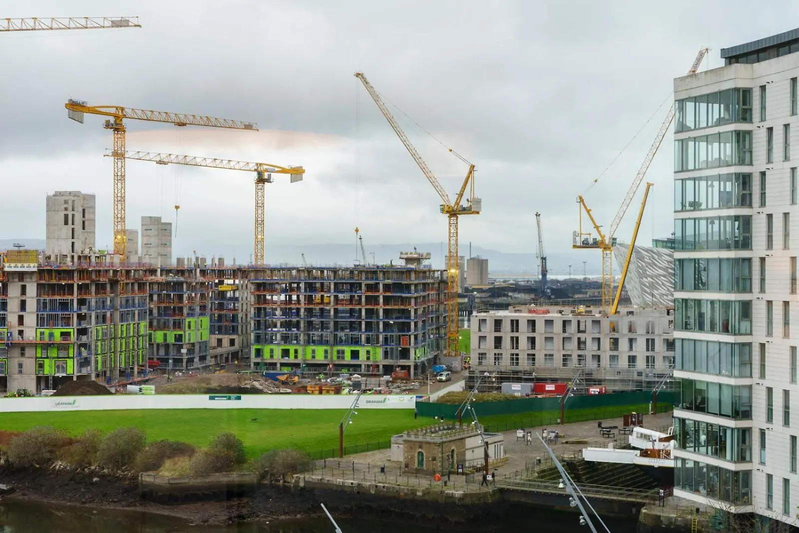 Stylish City Centre 2 Bedroom Apartment With Belfast Cityscape View