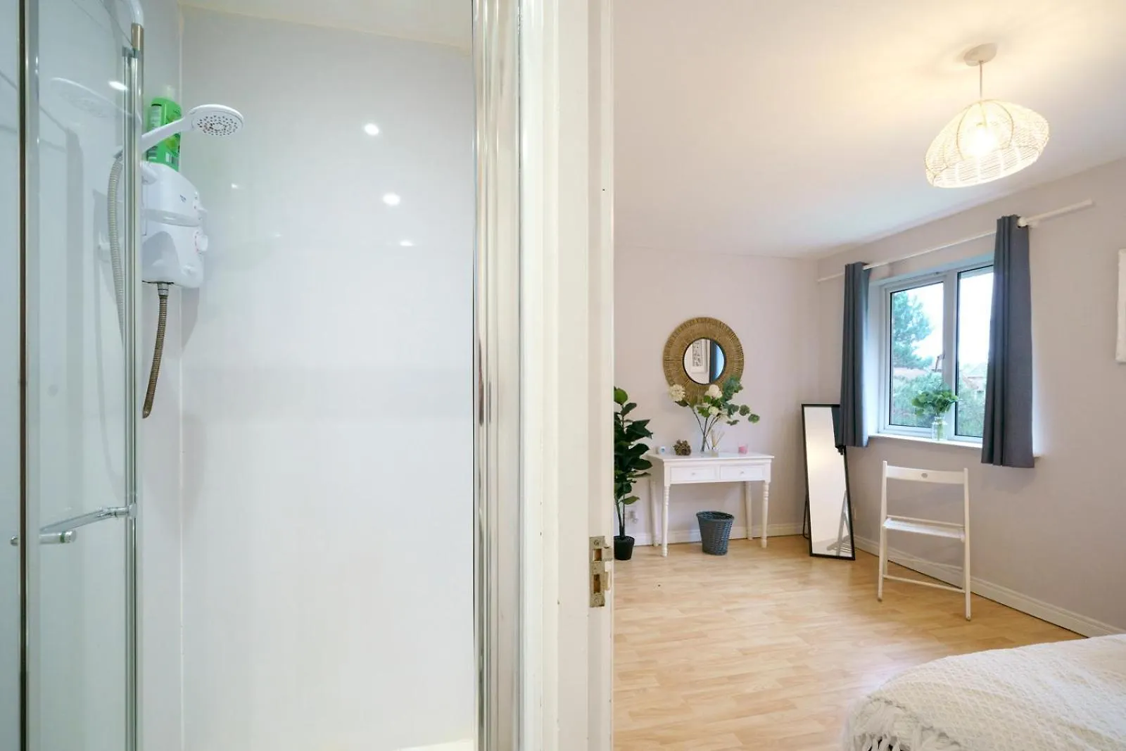 Stylish City Centre 2 Bedroom Apartment With Belfast Cityscape View