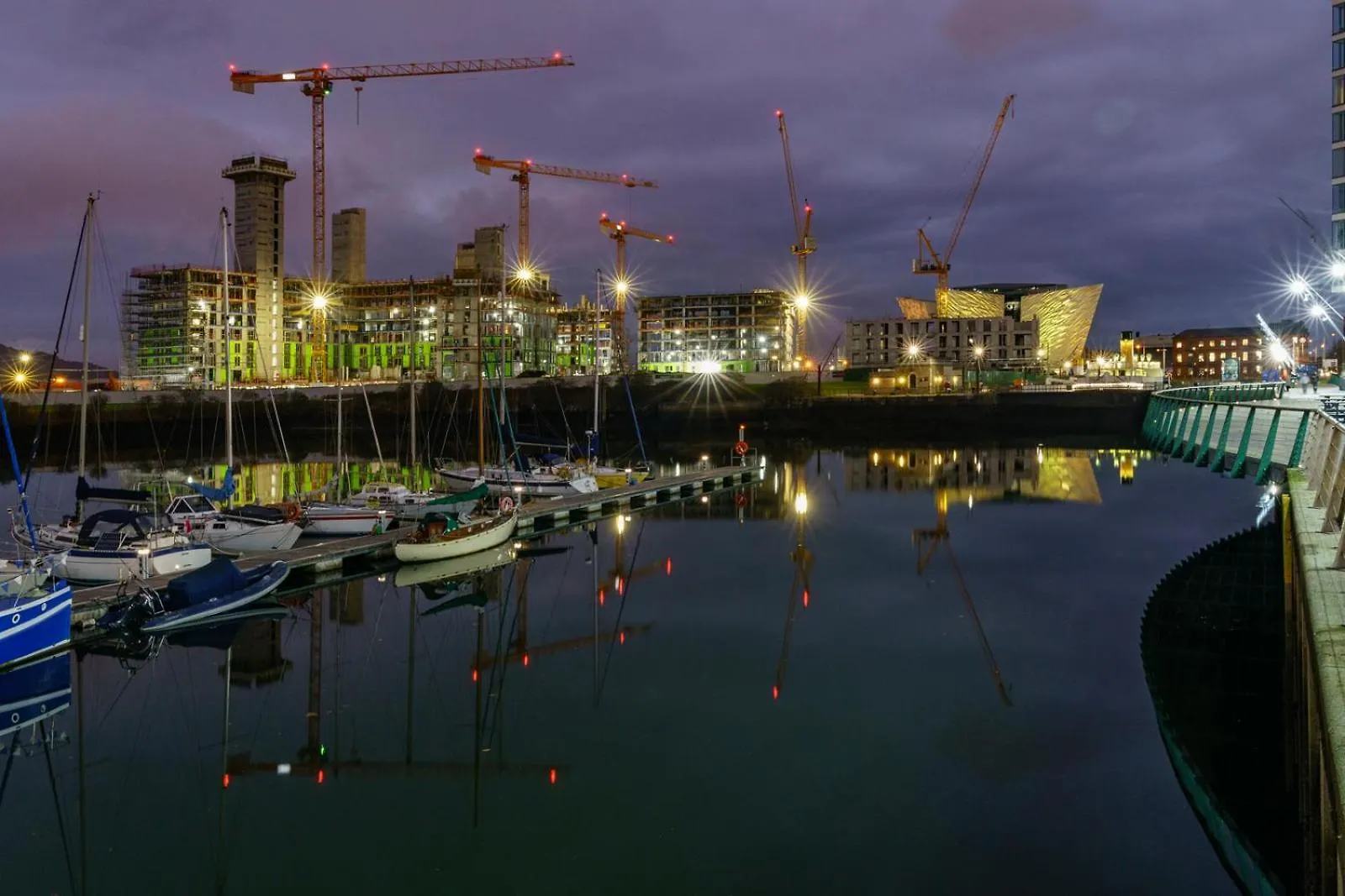 Stylish City Centre 2 Bedroom Apartment With Belfast Cityscape View 0*,