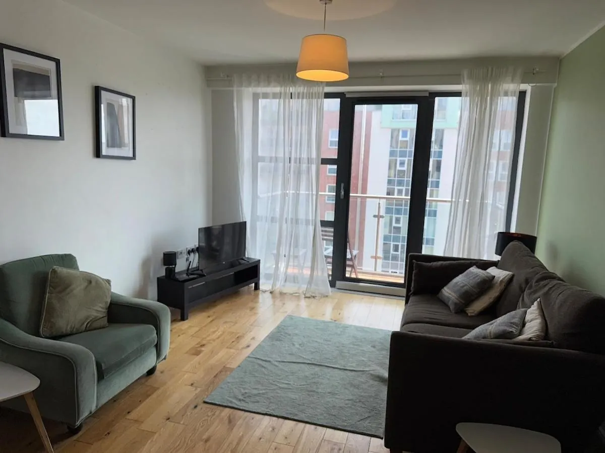 Stylish City Centre 2 Bedroom Apartment With Belfast Cityscape View
