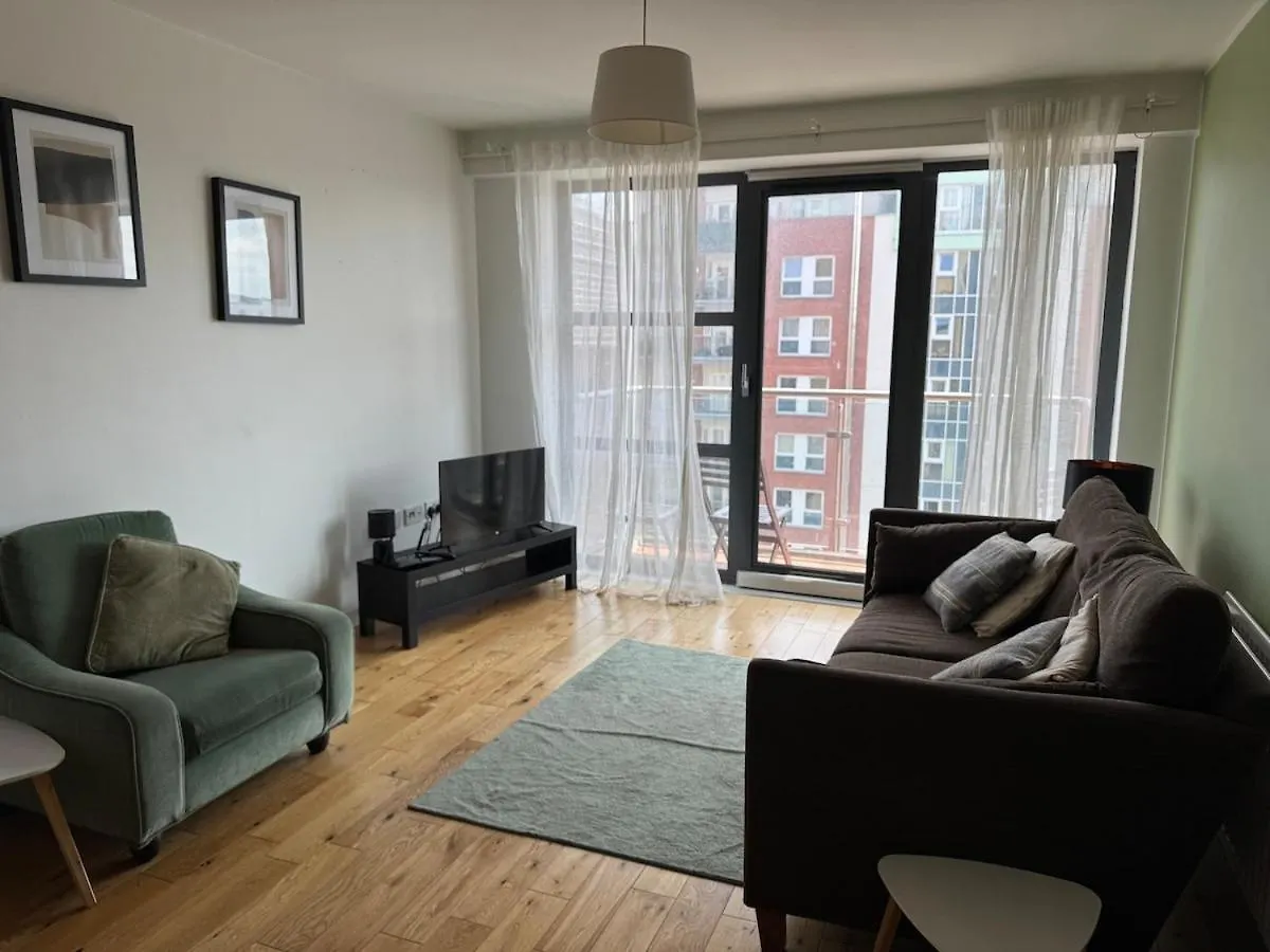 Stylish City Centre 2 Bedroom Apartment With Belfast Cityscape View