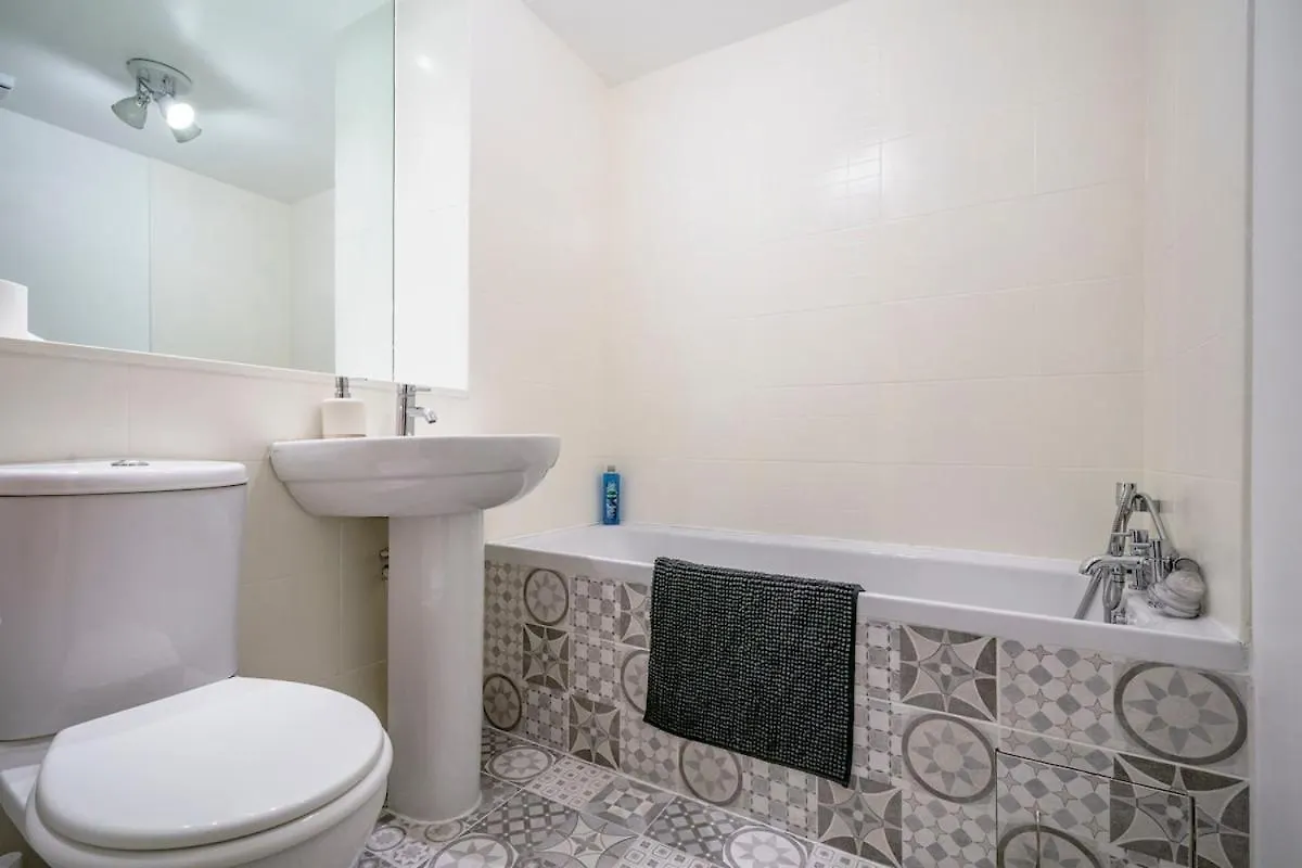 Stylish City Centre 2 Bedroom Apartment With Belfast Cityscape View