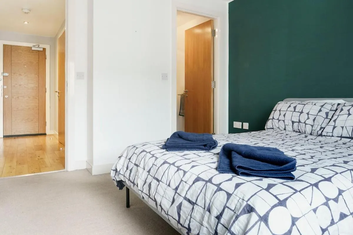 Stylish City Centre 2 Bedroom Apartment With Belfast Cityscape View