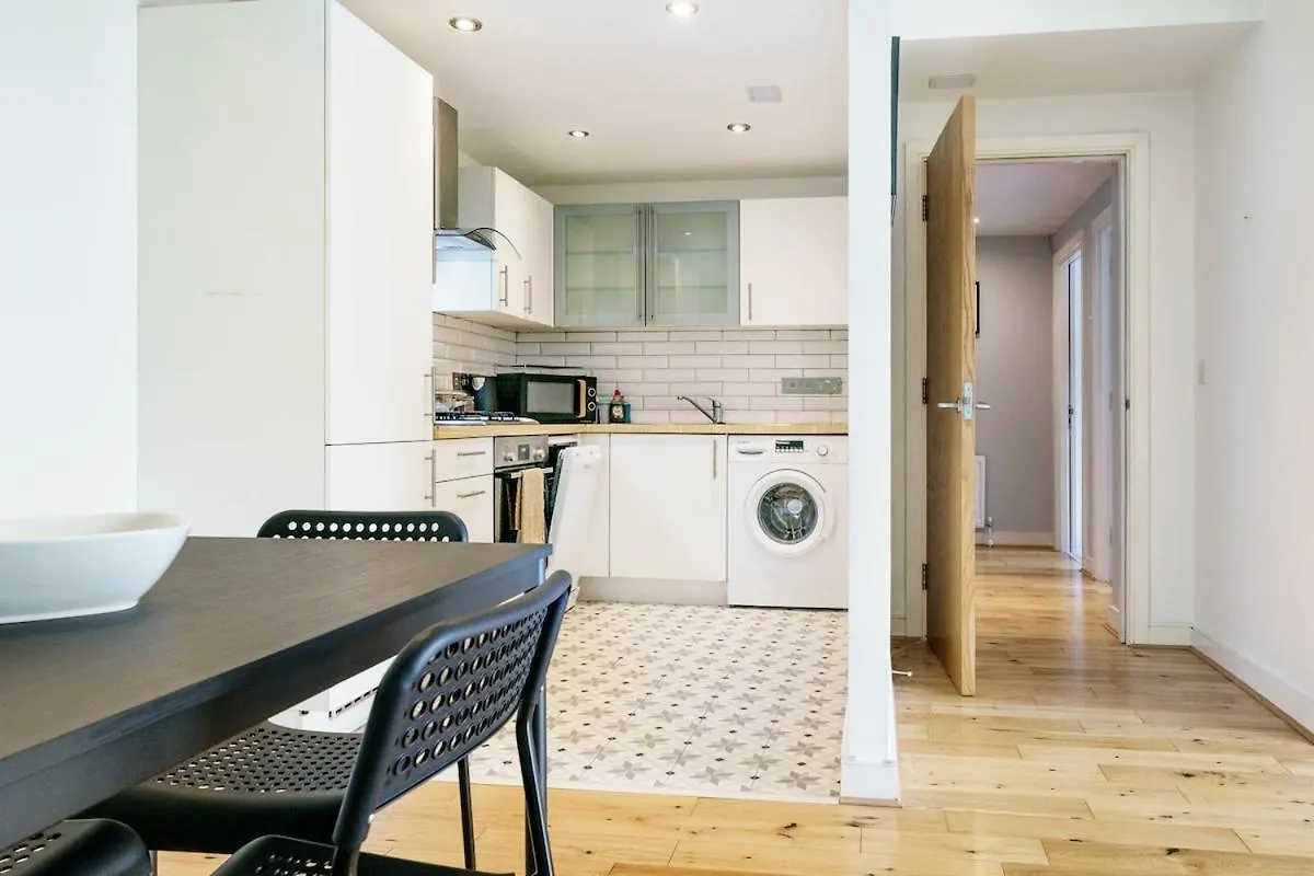 Stylish City Centre 2 Bedroom Apartment With Belfast Cityscape View